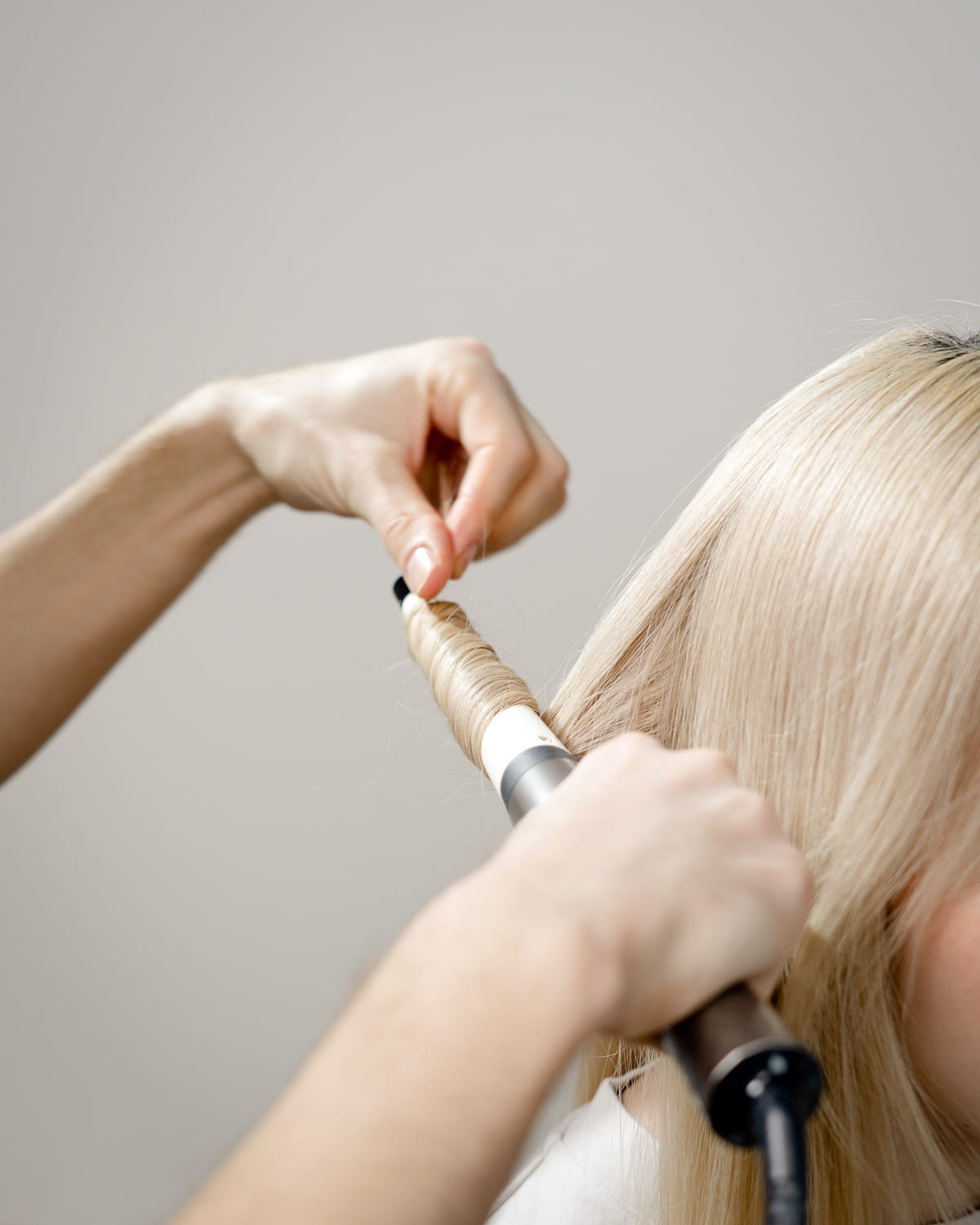 Föhn und Rundbürste beim Styling langer Haare